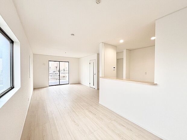 明るい陽光が注ぎ、寛ぎの雰囲気に満たされるリビング・ダイニング。