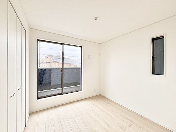 明るいバルコニーサイドに洋室を設置。目覚めの良い寝室に。