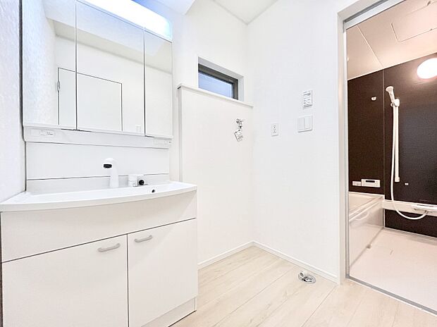 広々とゆとりのあるランドリースペース。