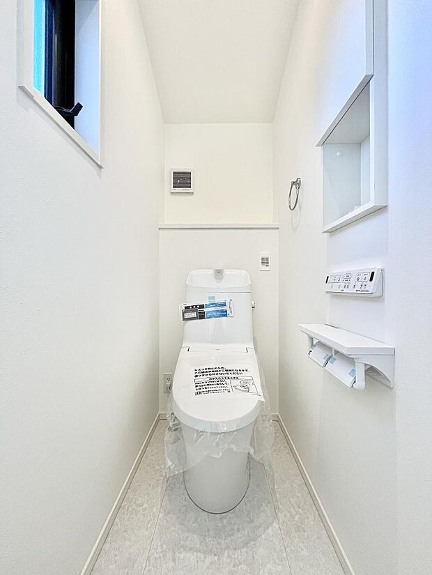 換気用小窓があり、明るく清潔な空間です。