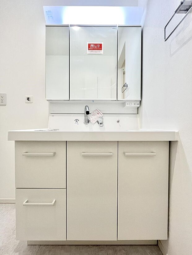 大きく見やすい三面鏡で清潔感ある洗面台は、身だしなみチェックや肌のお手入れにおすすめです。