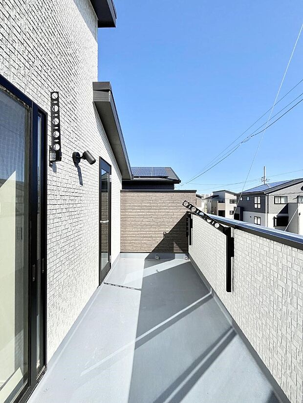 2部屋にまたがる広いバルコニー。晴れた日には洗濯物も気持ちよく干せそうですね。