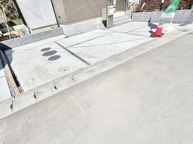 2台(車種による)駐車可!ご家族みんなの自転車も置ける広々カースペース。