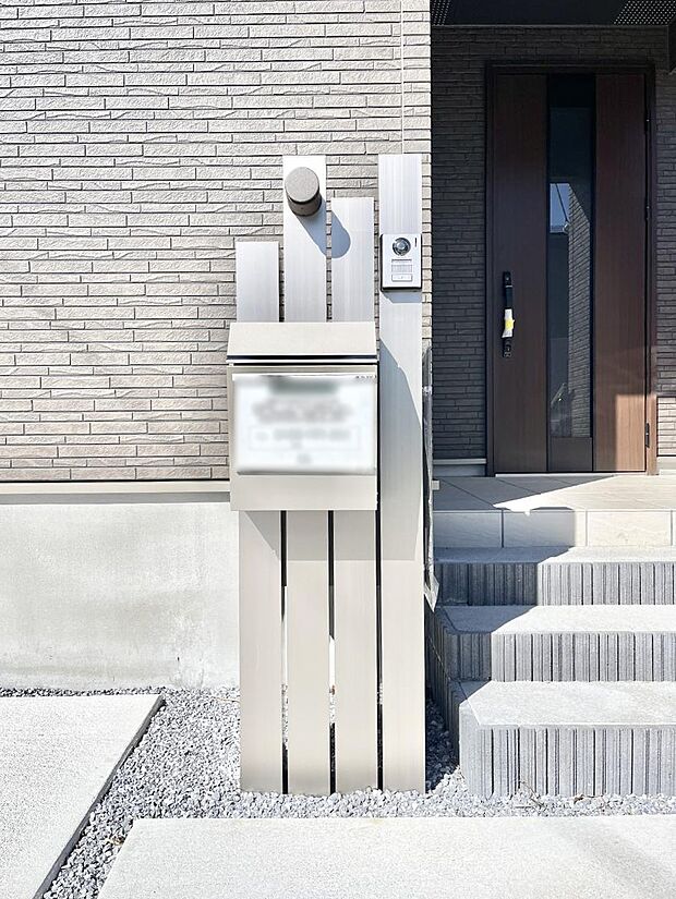 表札・インターホン・ポストをひとつに集約。エントランスになじむシンプルデザイン。