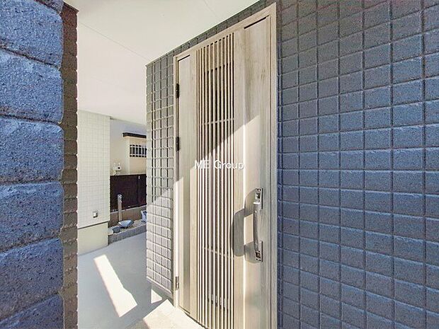 玄関前は雨が降っても濡れにくい屋根付き