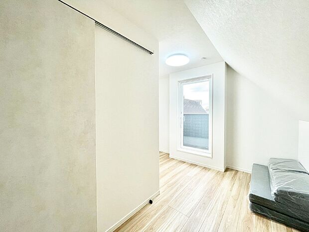 明るいバルコニーサイドに洋室を設置。目覚めの良い寝室に。