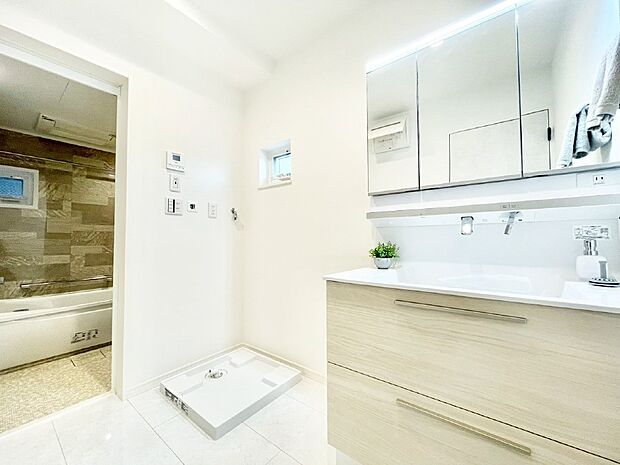 清潔感のある快適空間です。毎日の身支度も気持ち良くお使い頂けます。