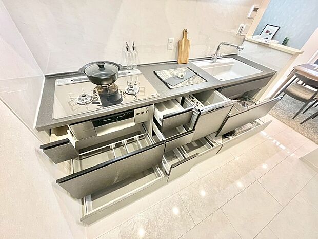 使いやすさを優先したスライド式収納タイプ!