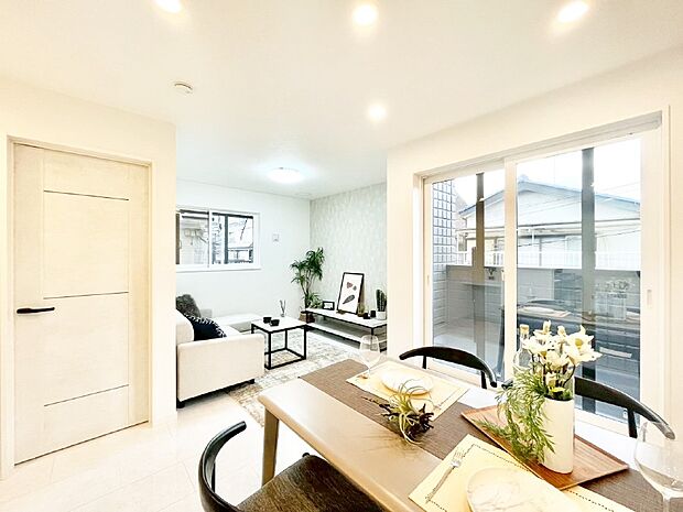 大きな窓からたっぷりの陽光と風を感じられるダイニングは床暖房付きです!