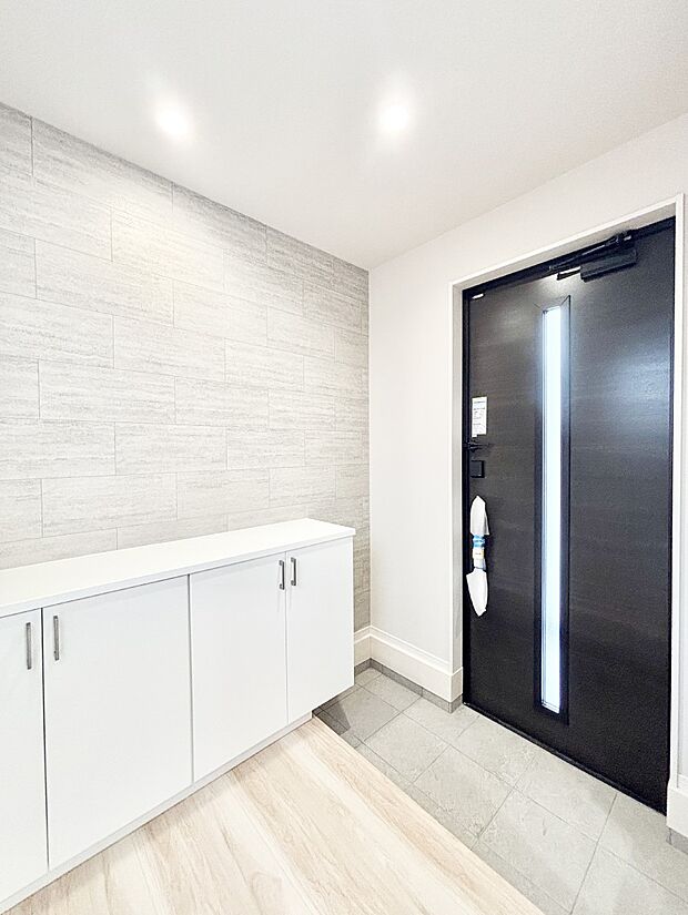 ガラススリットの入った玄関ドアが室内に光を届けてくれます