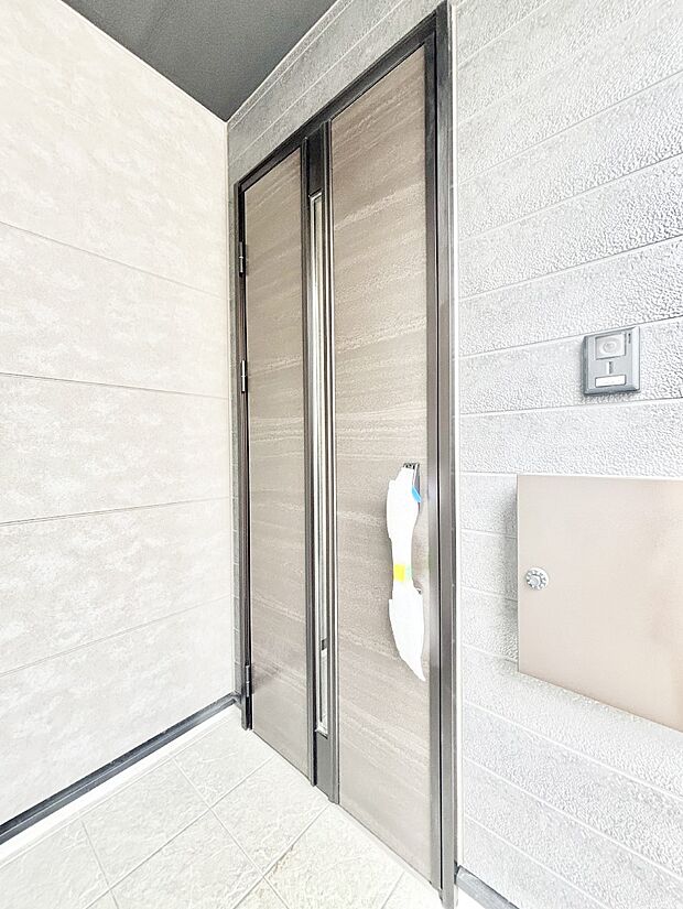 玄関前は雨が降っても濡れにくい屋根付き