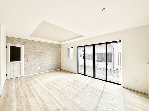 大きな窓からたっぷりの陽光と風を感じられるリビング