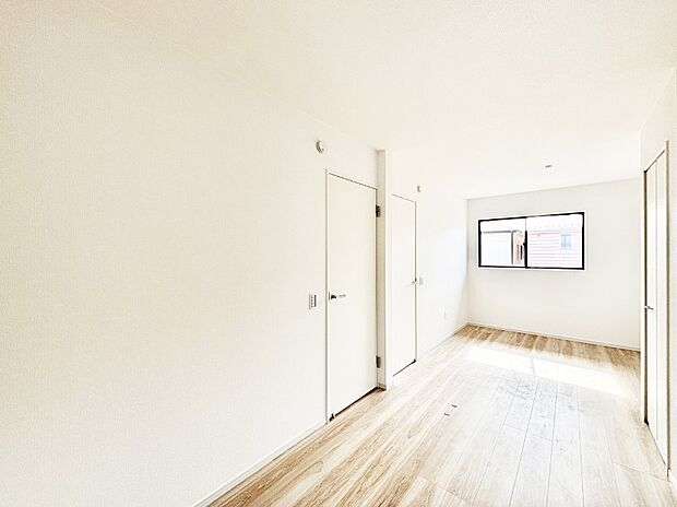 窓からのやさしい光が心地よいプライベートルーム