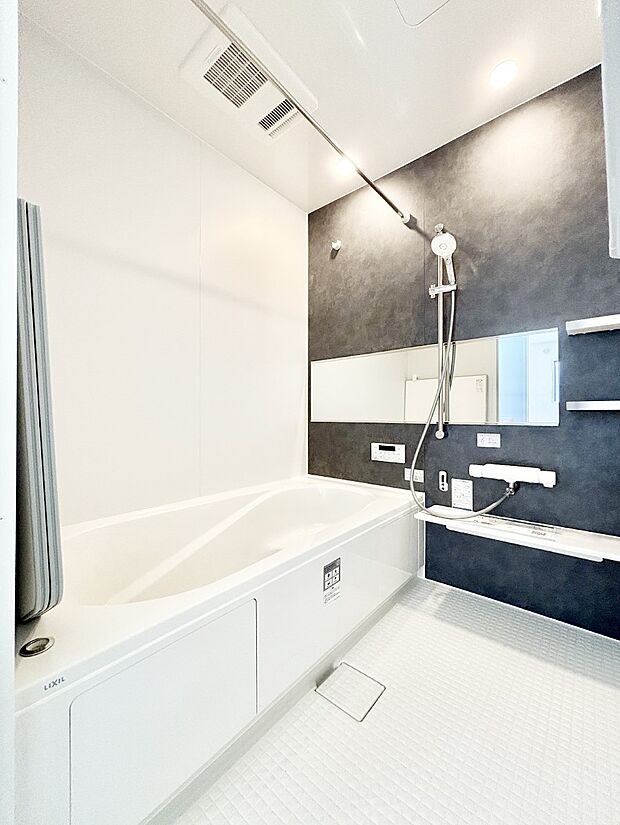 一日の疲れを癒してくれる明るい清潔感のあるバスルーム