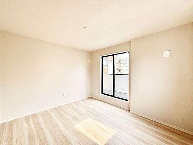 バルコニーが開放感をプラスしてくれる洋室