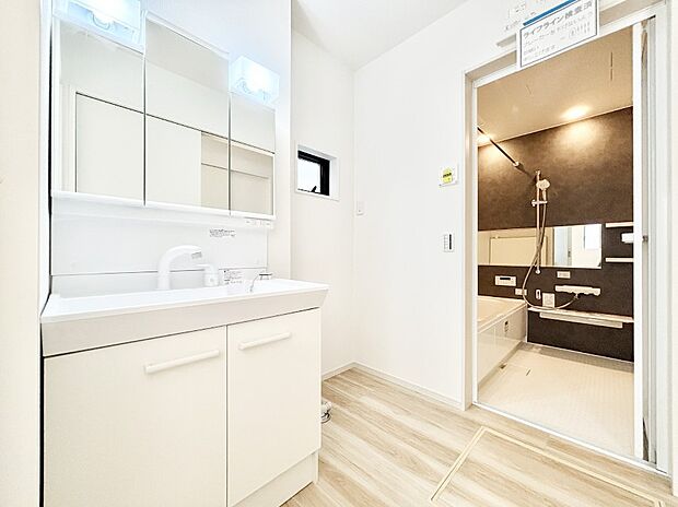 清潔感ある洗面化粧室で朝の身支度も快適