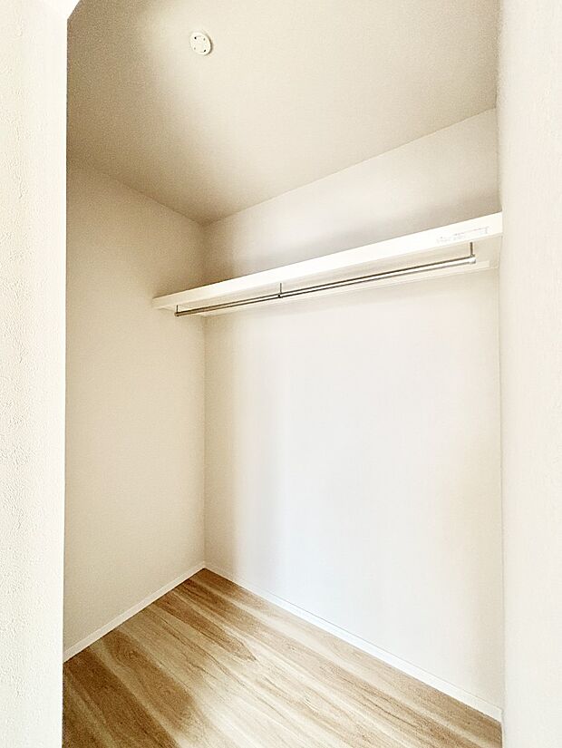 ウォークインクローゼットの活用で生活空間スッキリ