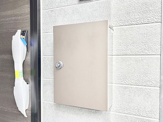 シンプルなデザインのポスト