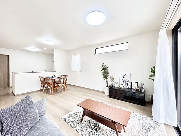 家族の和やかな会話が聞こえてきそう。開放感のあるリビングです。