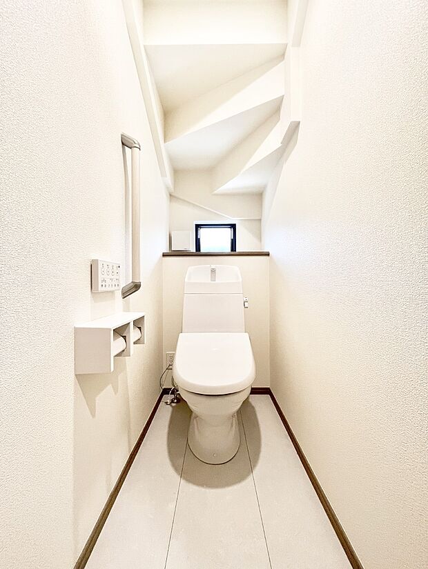 明るく清潔感のあるトイレです。