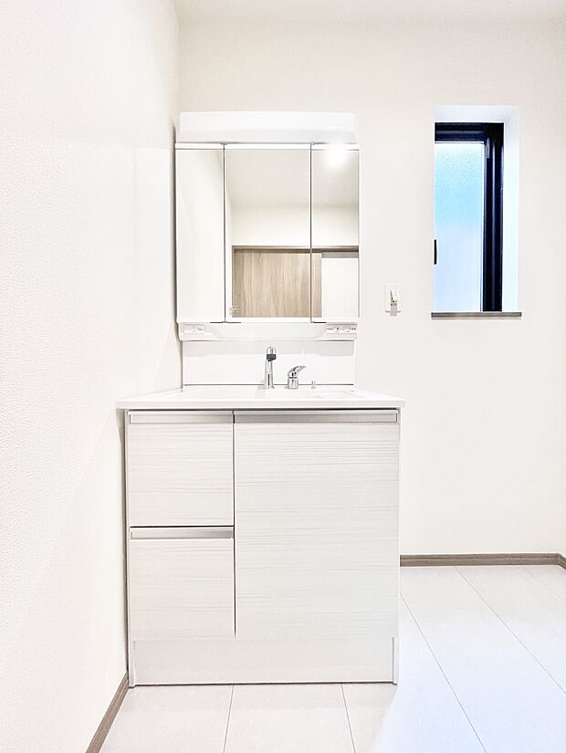 収納力と機能性に優れた洗面化粧台