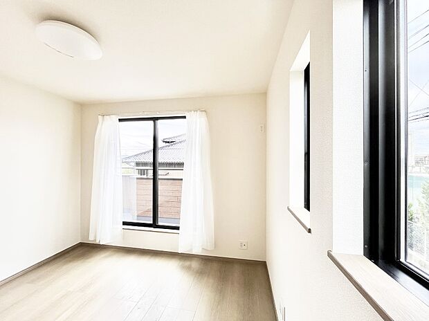 バルコニーが開放感をプラスしてくれる洋室