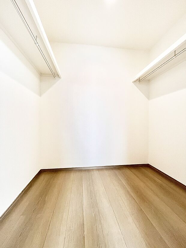 ウォークインクローゼット付きで生活空間を広く利用できます。