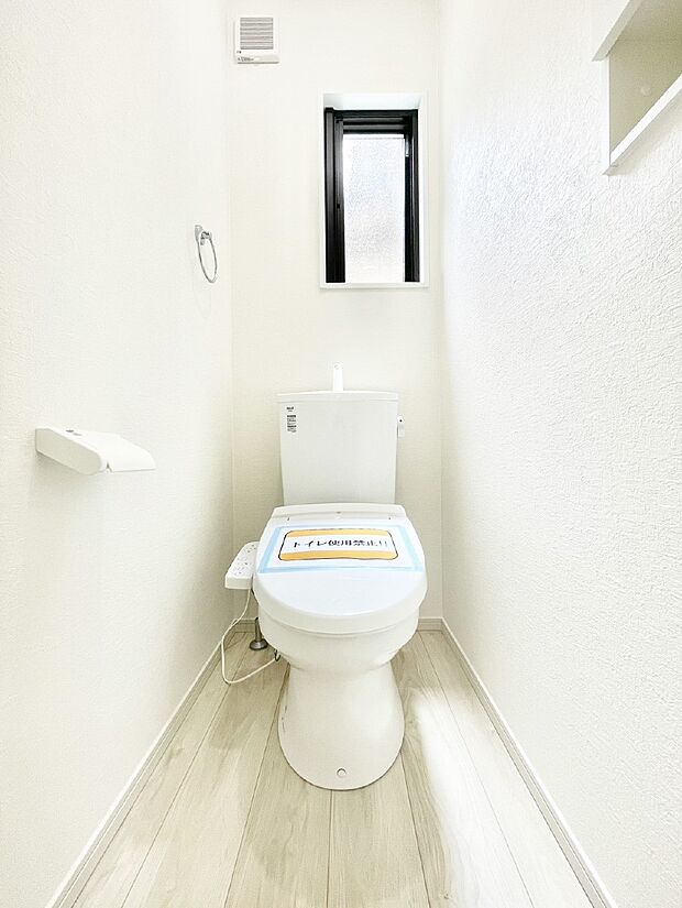 明るく清潔感のあるトイレです。