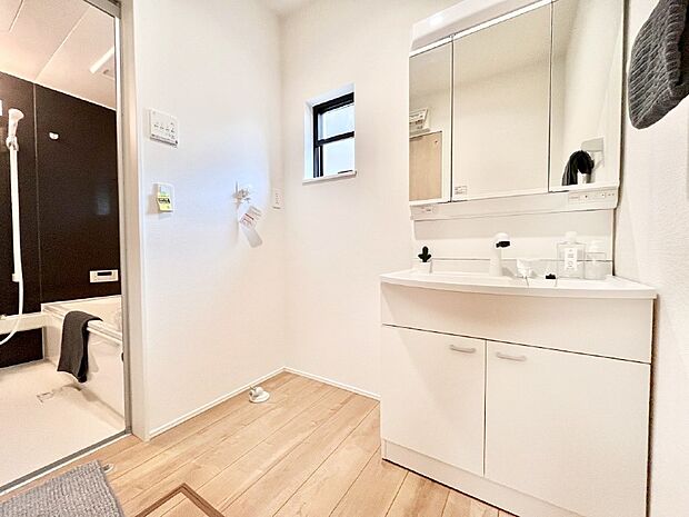 清潔感のある快適空間です。毎日の身支度も気持ち良くお使い頂けます。