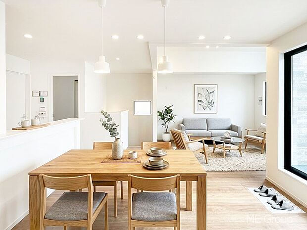 家族の和やかな会話が聞こえてきそう。開放感のあるリビングです。※家具はCGです  