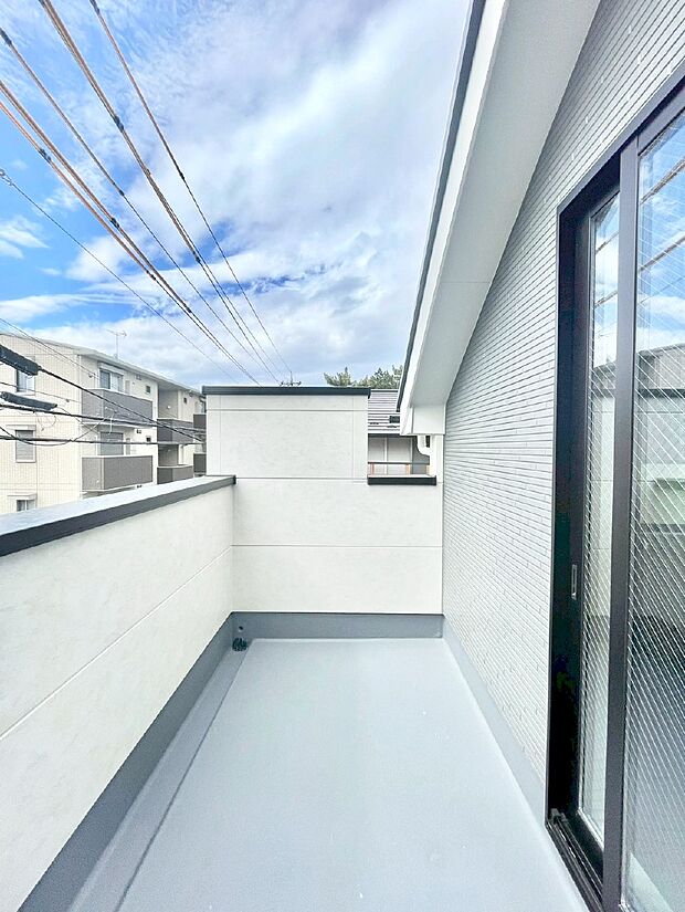 ゆったりバルコニーだから沢山お洗濯ものを干せます。