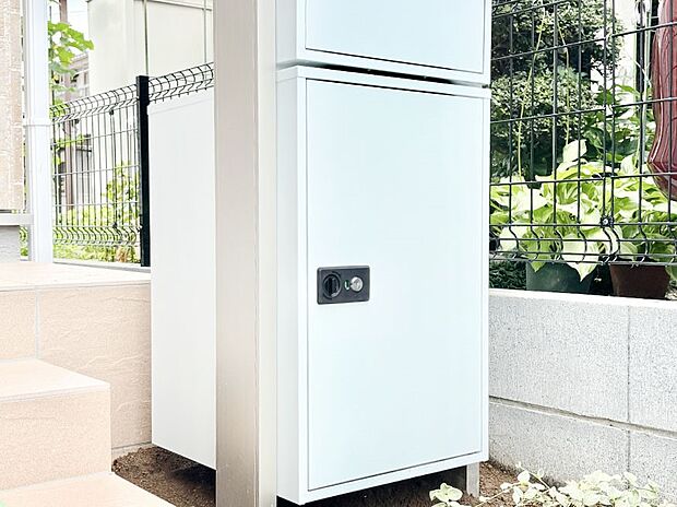 荷物の受け取りが多い方も安心!不在時にも荷物が受け取れる宅配BOX付きです。