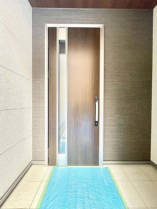 大切な家族、来客を出迎える玄関。