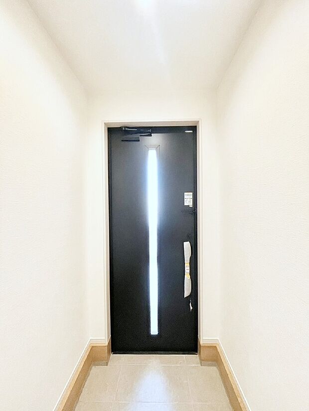 ガラススリットの入った玄関ドアが室内に光を届けてくれます