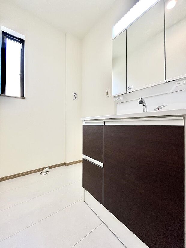 小窓がついているので湿気の多い場所でも換気ができ快適です。毎日の身支度を気持ち良く行えますね。