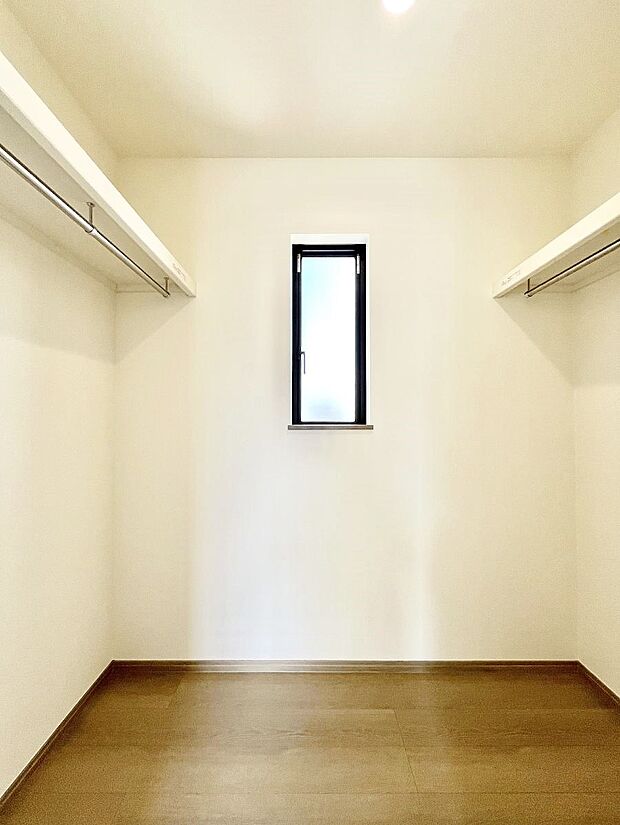 ウォークインクローゼットの活用で生活空間スッキリ