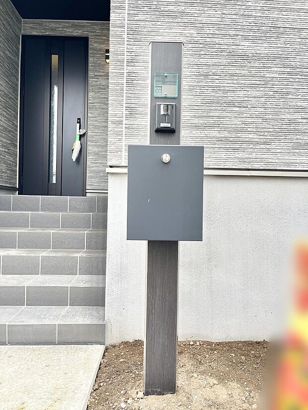 表札・インターホン・ポストをひとつに集約。エントランスになじむシンプルデザイン。