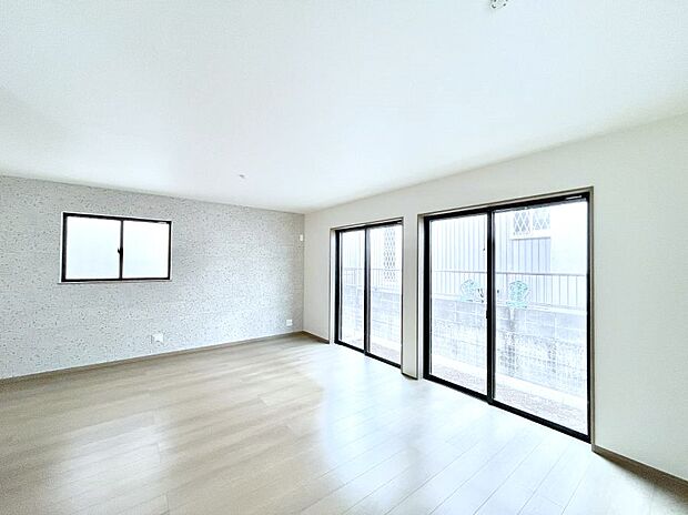 大きな窓からたっぷりの陽光と風を感じられるリビング