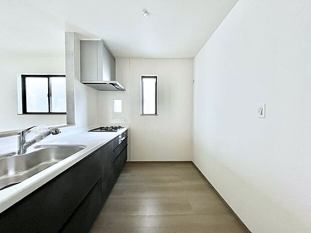 爽やかな風が通り抜けるキッチン。窓があるので明るく換気にも役立ちます。