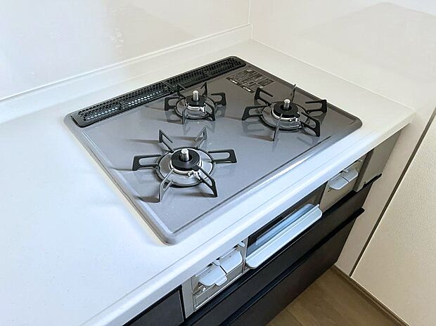 ガスコンロはＳｉセンサー搭載。火力調節や焦げ付き・消し忘れも防いでくれます。