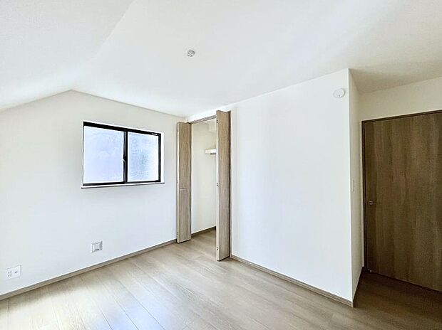 勾配天井が素敵な洋室。どんなお部屋にするか考えるのが楽しみですね。