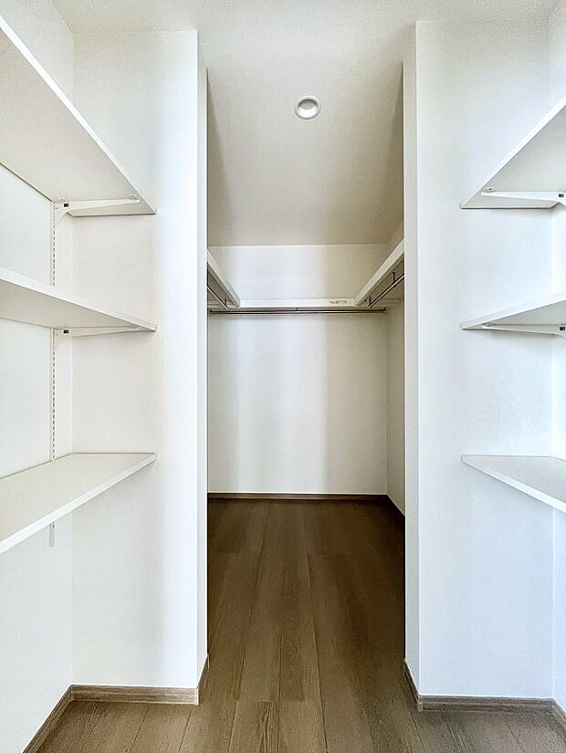 ウォークインクローゼットがあると、スーツケースや季節小物などをまとめて1か所に収納できるので、物の管理がしやすくなります。