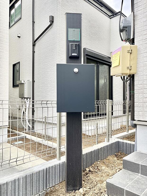 表札・インターホン・ポストをひとつに集約。エントランスになじむシンプルデザイン。