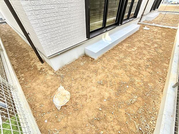 ガーデニングや家庭菜園も楽しめるお庭付き。