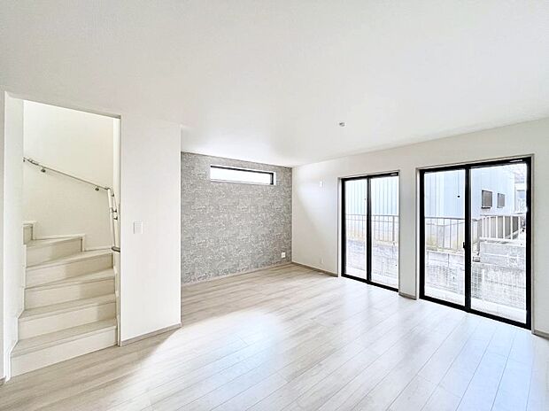 明るい陽光が注ぎ、寛ぎの雰囲気に満たされるリビング・ダイニング。