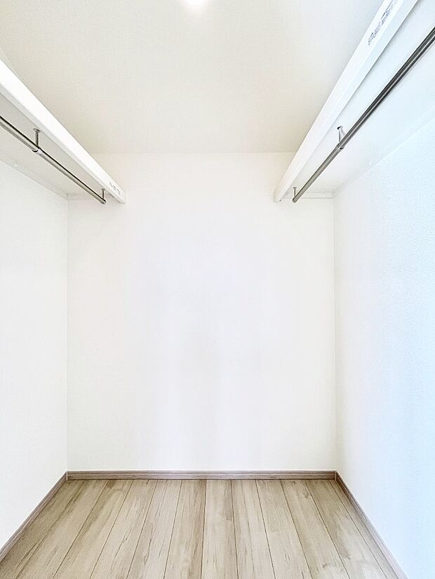 衣類をハンガーに掛けたまま収納できるWIC。衣類の整理整頓がしやすくて便利です!