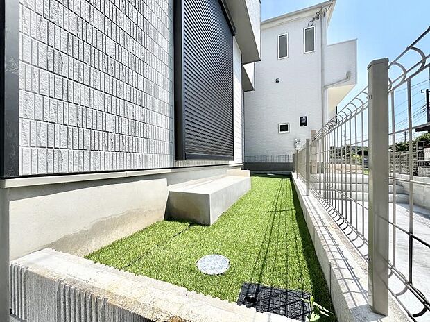 ガーデニングや家庭菜園も楽しめるお庭付き。