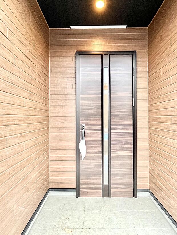 玄関前は雨が降っても濡れにくい屋根付き