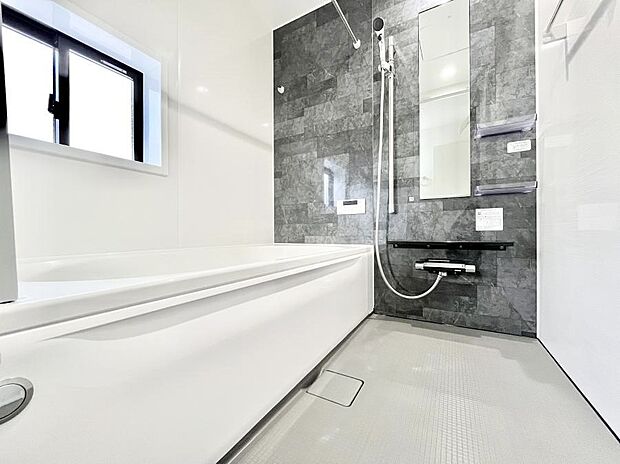 落ち着いた雰囲気でゆっくりお寛ぎいただけるバスルーム