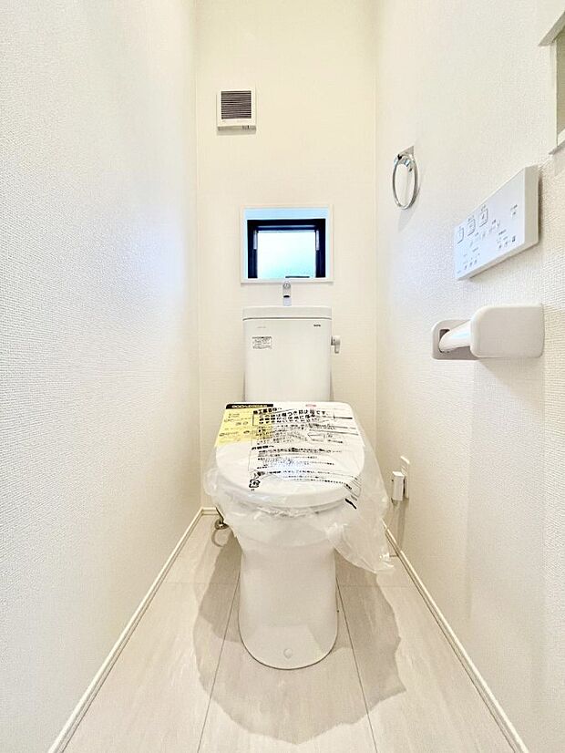 明るく清潔感のあるトイレです。